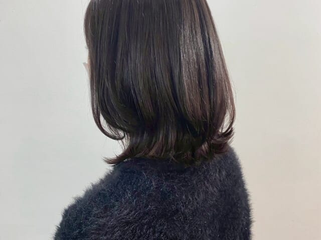 レイヤーカット ⁡ 艶のあるカラーとメリハリのあるレイヤーがかわいい 自分でセットする時も分けて内巻きと外巻きにするだけなので簡単に出来ます ⁡ ⁡ このスタイルは1年ほど前にさらさんにカットしてもらったときの写真です ⁡ ⁡ ⁡